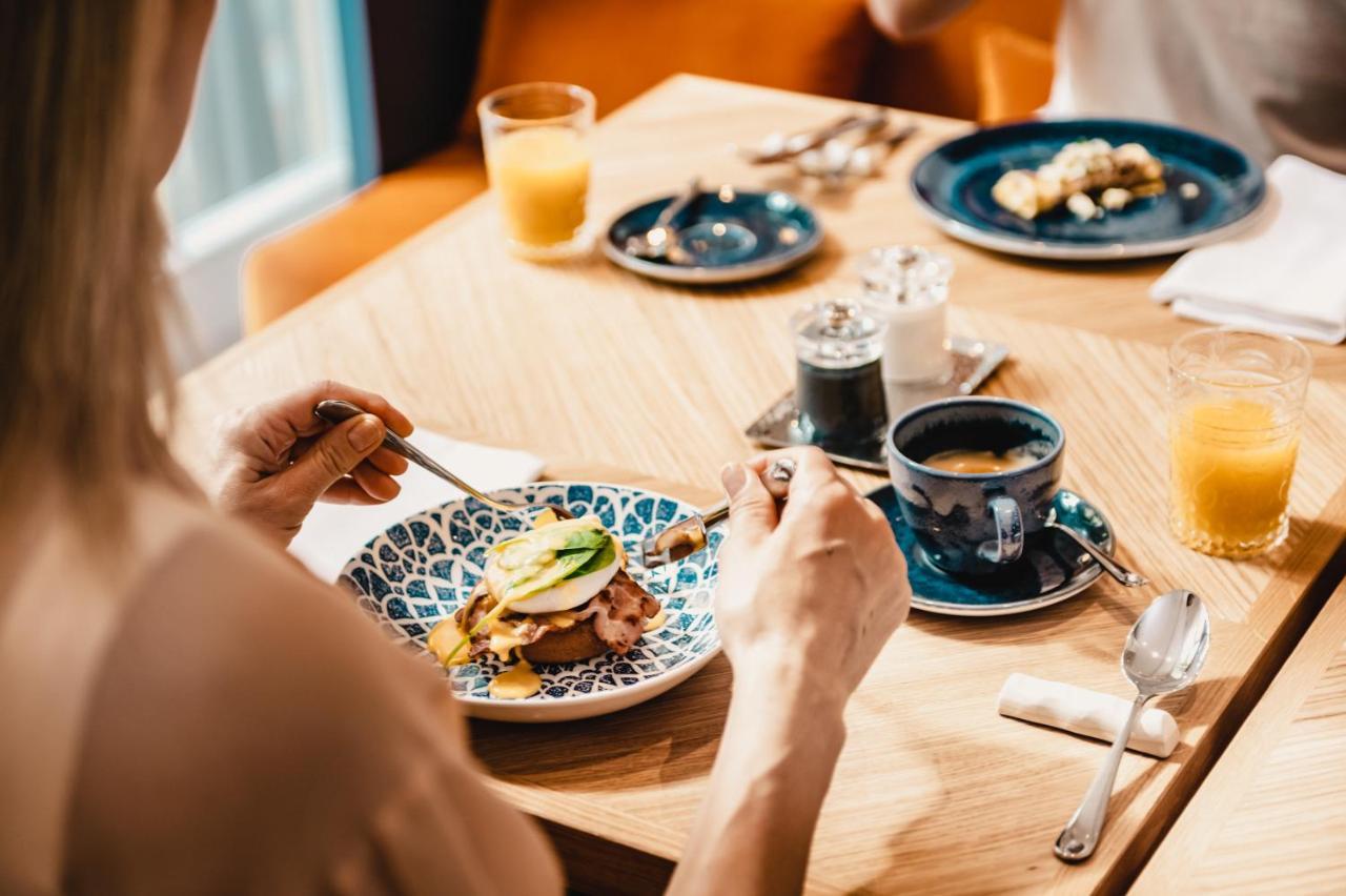 Falkensteiner Spa Resort Marianske Lazne Ngoại thất bức ảnh A woman eating breakfast