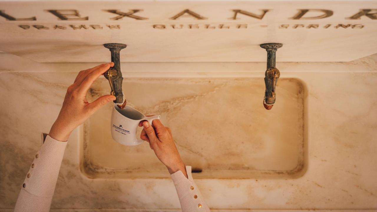 Falkensteiner Spa Resort Marianske Lazne Ngoại thất bức ảnh A woman washing her hands in the mikveh