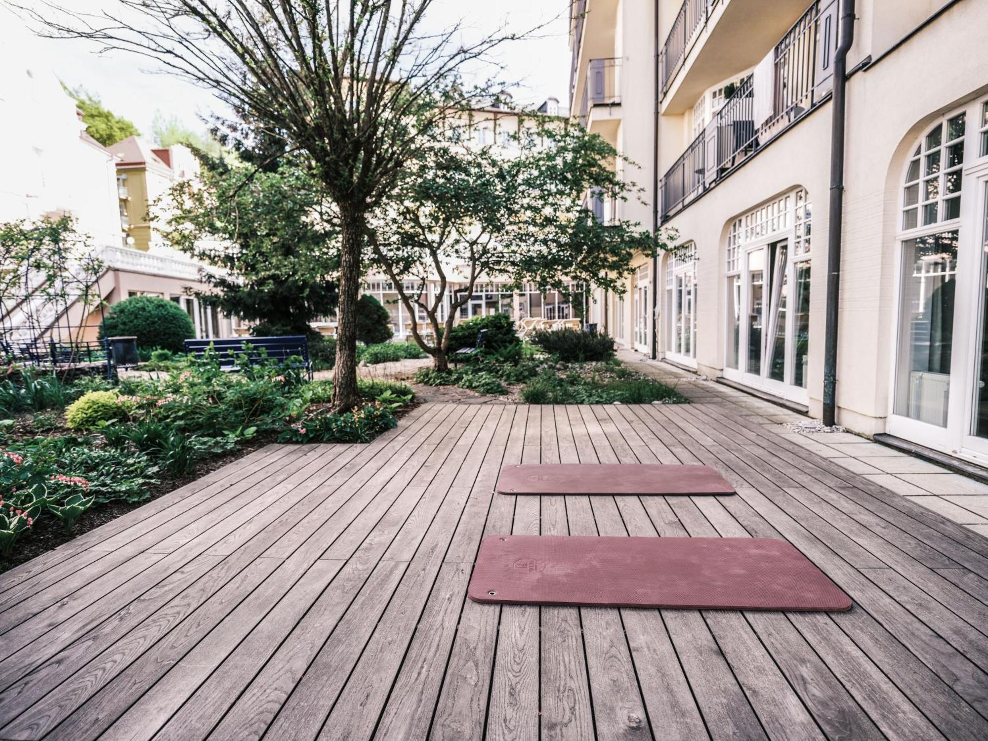 Falkensteiner Spa Resort Marianske Lazne Ngoại thất bức ảnh The garden of the school