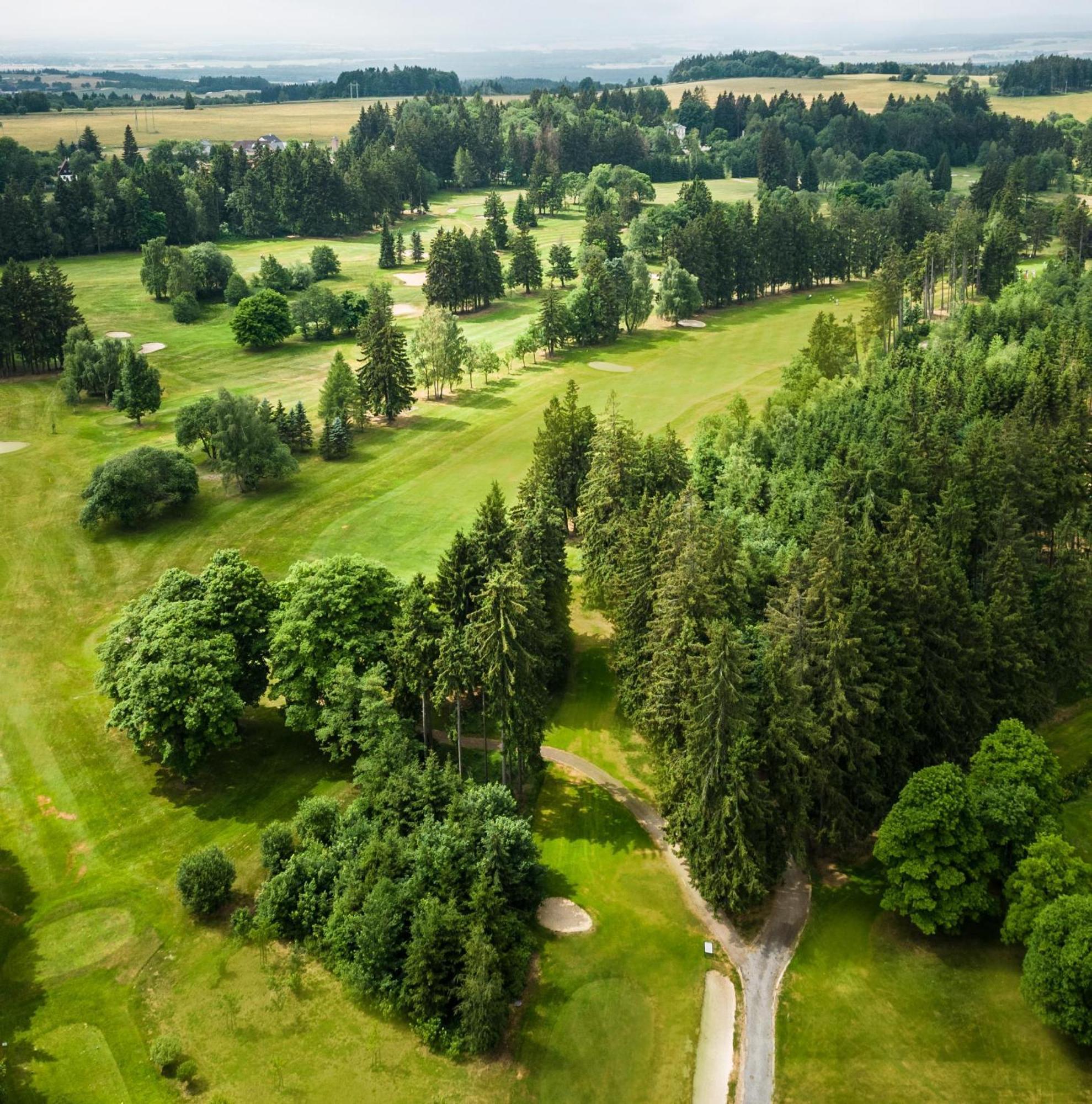 Falkensteiner Spa Resort Marianske Lazne Ngoại thất bức ảnh Aerial view of the golf course