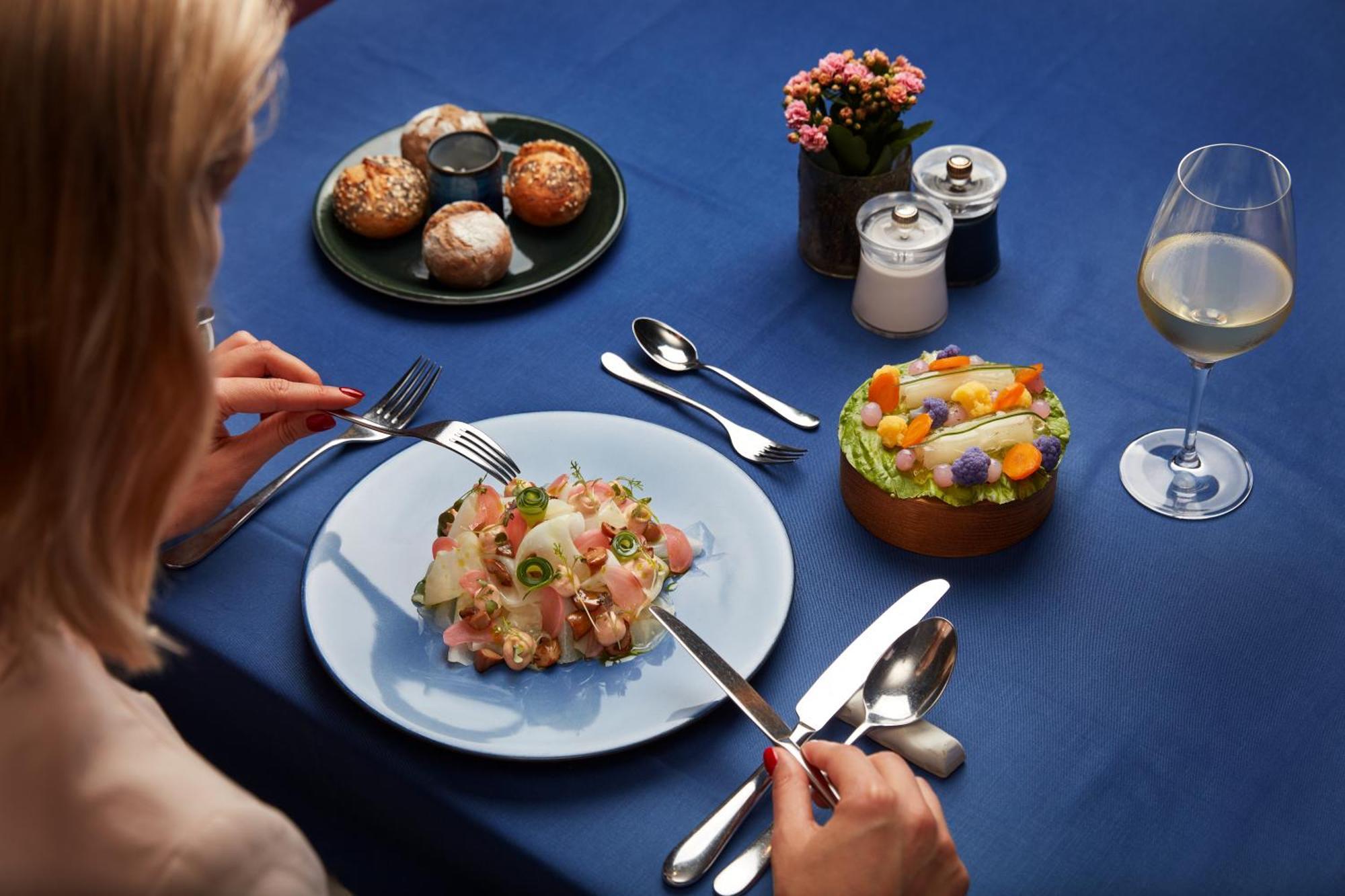 Falkensteiner Spa Resort Marianske Lazne Ngoại thất bức ảnh A woman eating with a knife and fork
