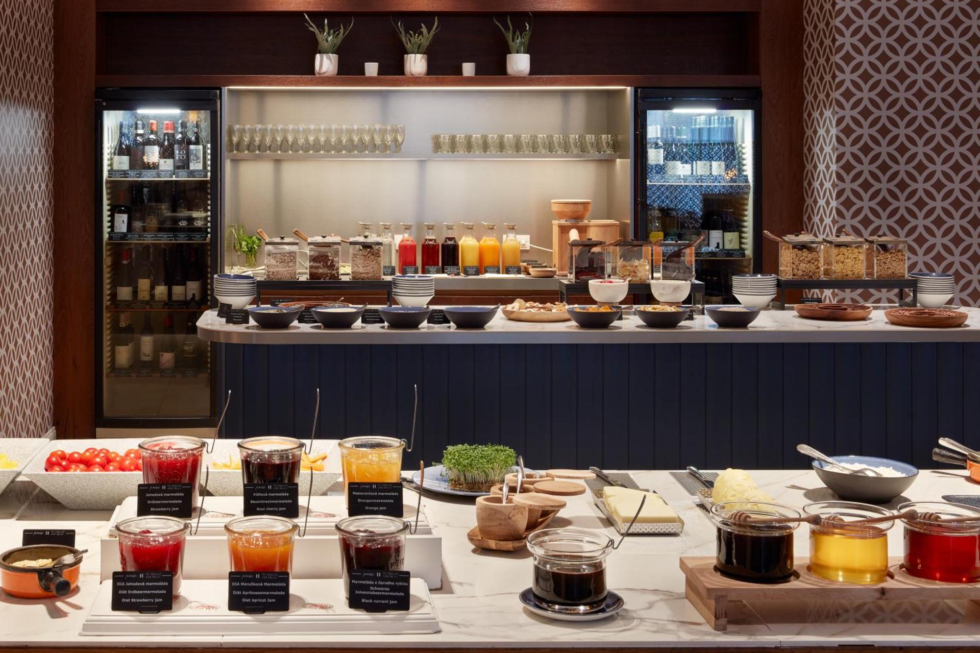 Falkensteiner Spa Resort Marianske Lazne Ngoại thất bức ảnh A buffet at a hotel