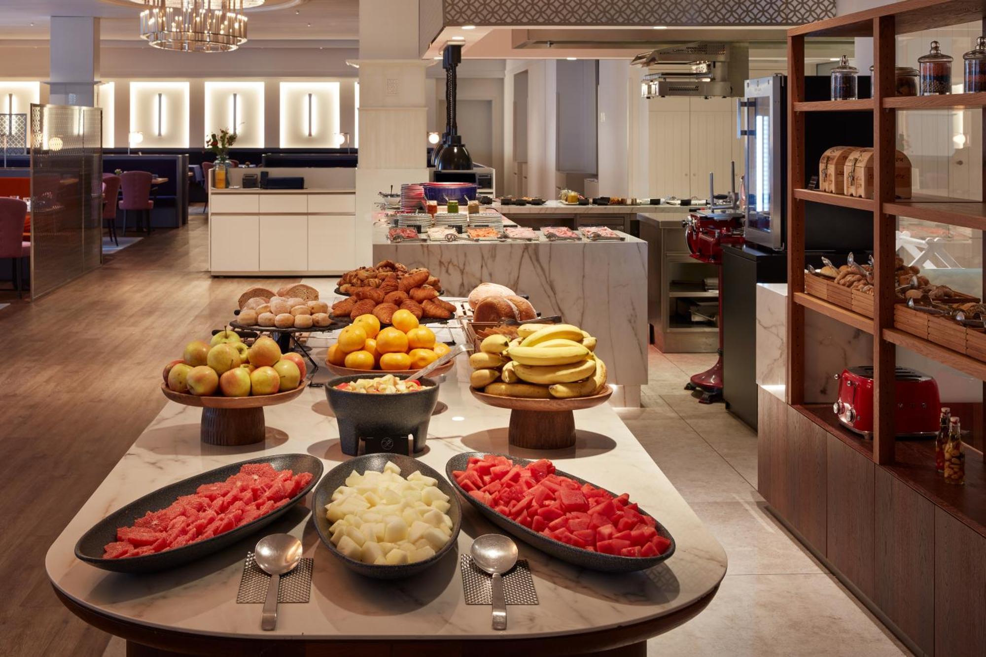 Falkensteiner Spa Resort Marianske Lazne Ngoại thất bức ảnh The buffet at the lounge