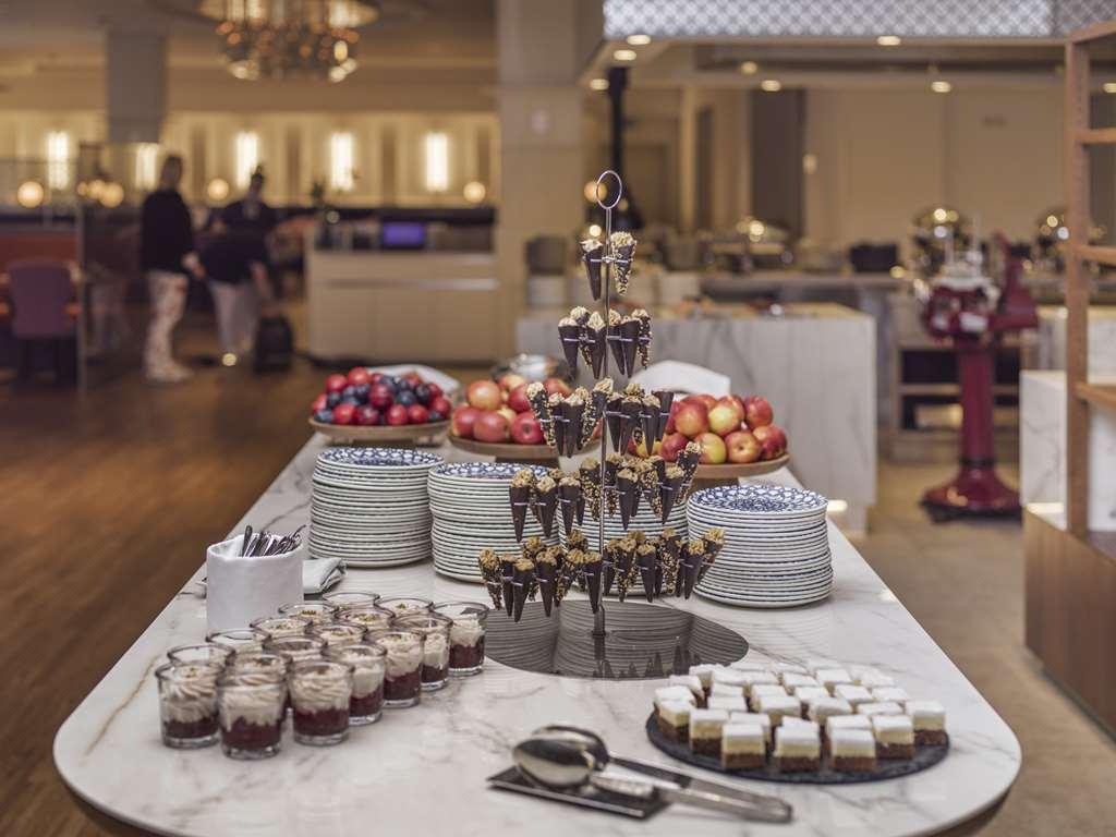 Falkensteiner Spa Resort Marianske Lazne Nhà hàng bức ảnh A dessert buffet