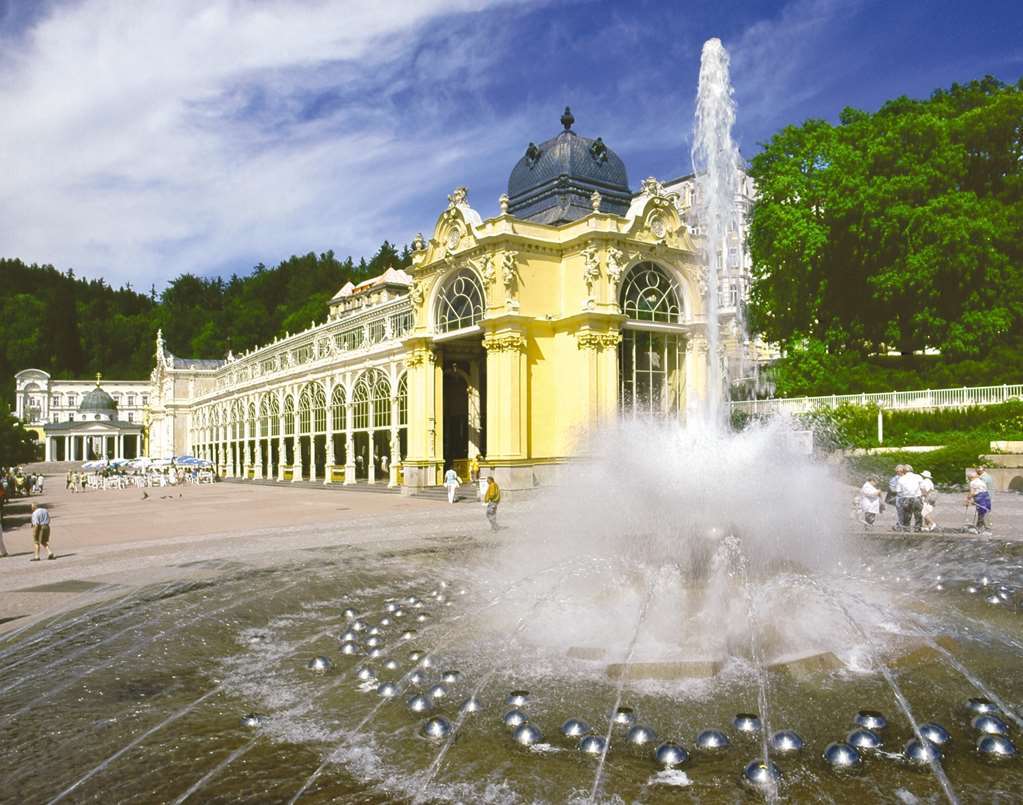 Falkensteiner Spa Resort Marianske Lazne Ngoại thất bức ảnh The colonnade in Lázně Bohdaneč